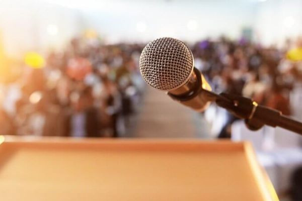 How to Become a Motivational Speaker (Step-By-Step Guide)
